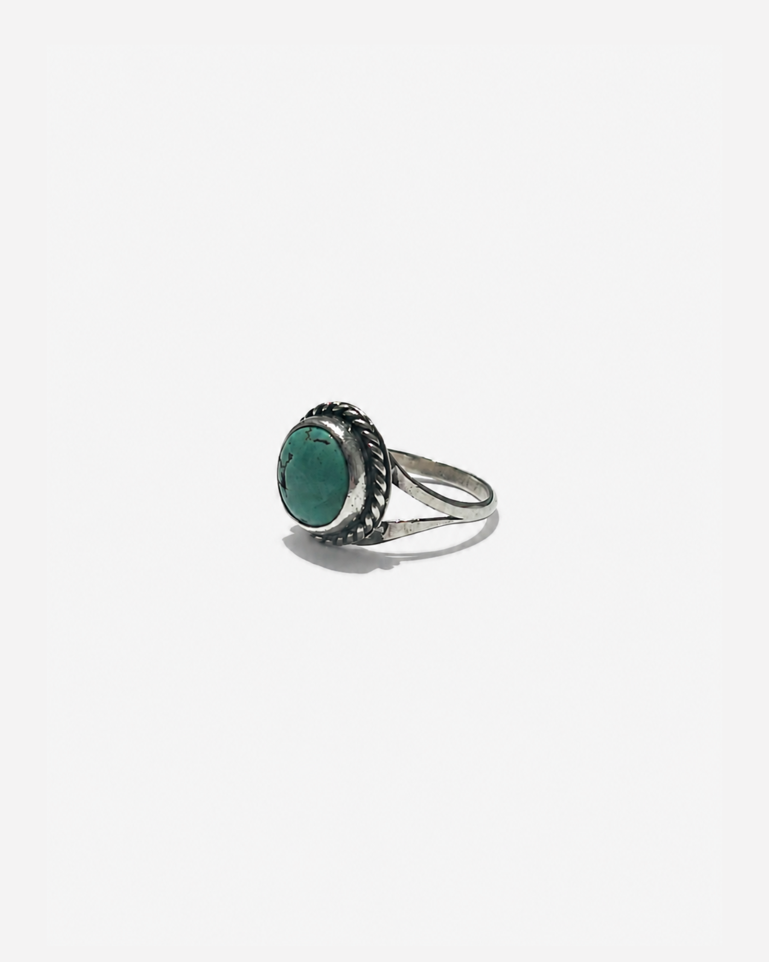 turquoise cabachon ring with rope design and sterling silver band